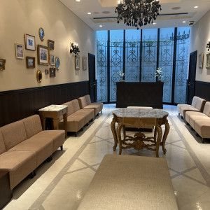 1階のロビー待合部分です。|769869さんのヴィクトリアガーデン恵比寿迎賓館/テイクアンドギヴ・ニーズウェディングの写真(2537288)