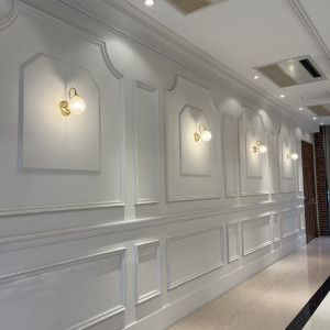 披露宴会場、エレベーター側の壁は真っ白でした。|769869さんのヴィクトリアガーデン恵比寿迎賓館/テイクアンドギヴ・ニーズウェディングの写真(2537289)