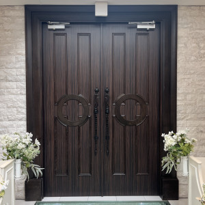 チャペルから外へ出るときのドアです。|769869さんのヴィクトリアガーデン恵比寿迎賓館/テイクアンドギヴ・ニーズウェディングの写真(2537298)