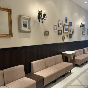 こちら待合室のフォトも2人のものに変えられるようです。|769869さんのヴィクトリアガーデン恵比寿迎賓館/テイクアンドギヴ・ニーズウェディングの写真(2537293)