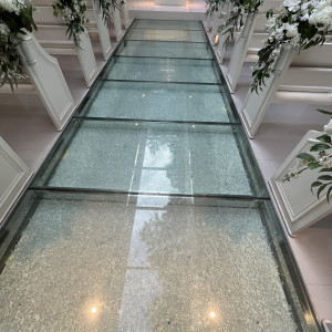 チャペル床の部分はガラス張りでした。|769869さんのヴィクトリアガーデン恵比寿迎賓館/テイクアンドギヴ・ニーズウェディングの写真(2537279)