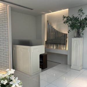 チャペル奥側に生演奏用の楽器もあります|769869さんのヴィクトリアガーデン恵比寿迎賓館/テイクアンドギヴ・ニーズウェディングの写真(2537297)