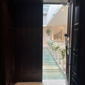 チャペル前は、対比効果で暗くなっているようです。|769869さんのヴィクトリアガーデン恵比寿迎賓館/テイクアンドギヴ・ニーズウェディングの写真(2537282)