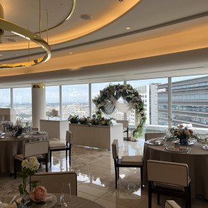 披露宴会場の窓は、開閉可能で、開けたときの外の景色です。|769869さんのSAKURA SKY PALACE(サクラスカイパレス)の写真(2542602)