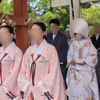 花嫁行列で鳥居をくぐるシーン