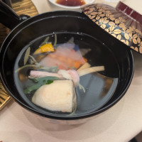 お吸い物。鶴亀の型抜きされたお野菜が可愛い