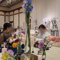 ゲストテーブルのお花。背が高くても会場が広いので圧迫感は無い