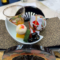 前菜の紙を取ったらこんな感じ。甘えびとジュレのお料理が特に◎