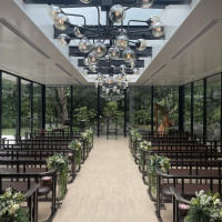 ガラス張りで開放感のある挙式会場