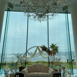 披露宴会場の新郎新婦席