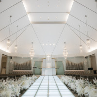 白を基調とした挙式会場