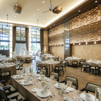 ほどよい緑と温かみのあるライトと壁でアットホームの中にも上品