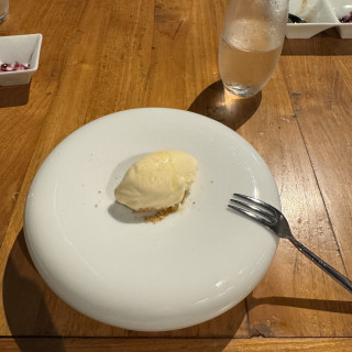 燻製されたバニラアイス。しっかりと燻製の香りがして美味しい