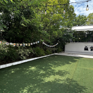 家族や友達との思い出の写真やドレスの前撮り写真を飾りました