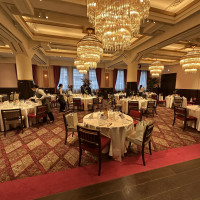 上質さとアットホームな近さを感じるバランスのよい会場