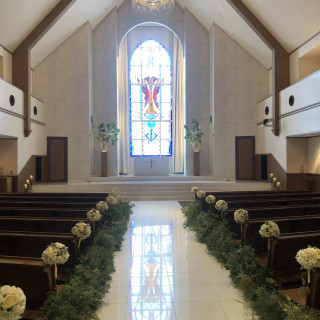 チャペルでカーテンが開くとステンドグラスが見えます。