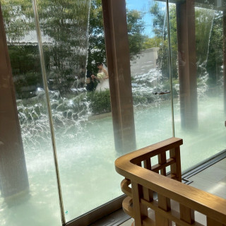 マザーズロードを歩く姿
