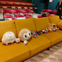 ロビーのソファ席にぬいぐるみの飾り付け