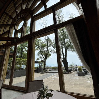 披露宴会場の横でガーデン挙式も行う事ができます。