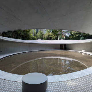 真ん中に池がある