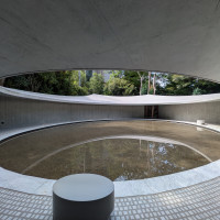 真ん中に池がある