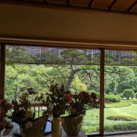 披露宴会場から庭園が見下ろせる