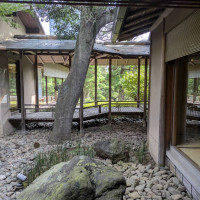 披露宴の建物近くの庭