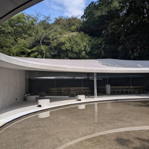 緑の中にモダンな建物|770106さんの八芳園の写真(2546061)