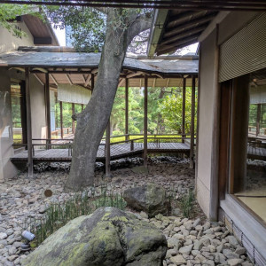 披露宴の建物近くの庭|770106さんの八芳園の写真(2546055)