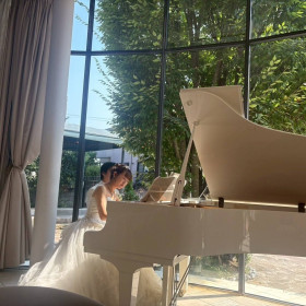 白いグランドピアノ！