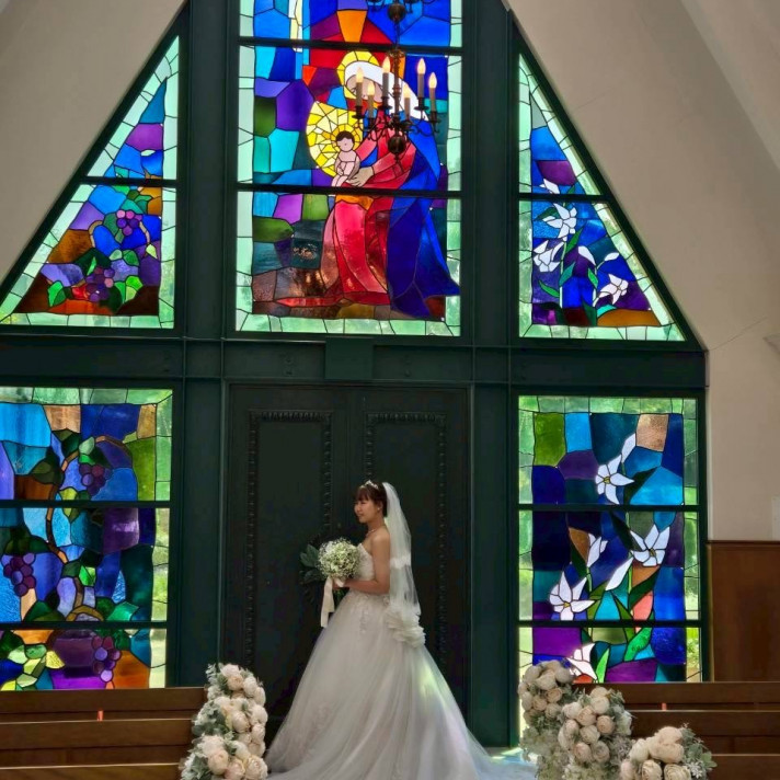 ステンドグラスが綺麗なチャペル！