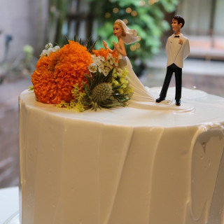 会場の装花に合わせたウェディングケーキ