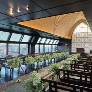 自然光が入って明るいチャペル