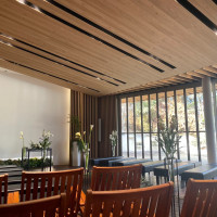 大きな窓がある挙式会場