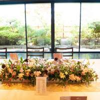 少人数用の会場
窓の外にお庭が見えます