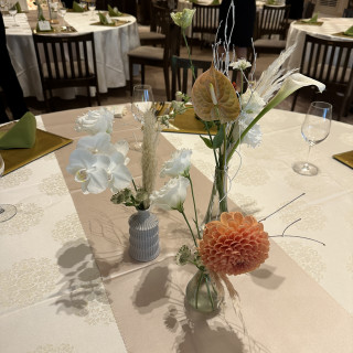 テーブルの花です。花の種類や色味など打合せして選べるそうです