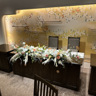 末広の間の、新郎新婦が座る席です