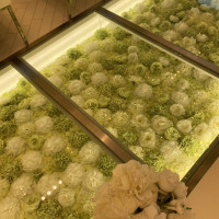 バージンロードに花が敷き詰められている