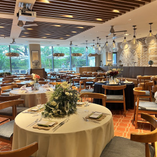 外からの光が入るあたたかな会場です。