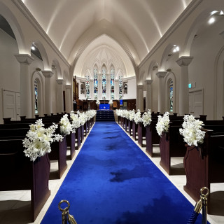 ブルーのバージンロードが特徴です。