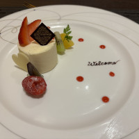 いちごが上に乗ったムース。甘すぎなくて上品な味。