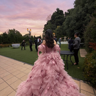 披露宴会場で大縄を頑張っているゲストを見つめる花嫁です笑
