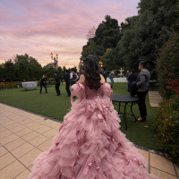 披露宴会場で大縄を頑張っているゲストを見つめる花嫁です笑