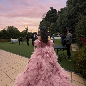 披露宴会場で大縄を頑張っているゲストを見つめる花嫁です笑|770338さんのガーデンテラス福岡ホテル&リゾートの写真(2609797)