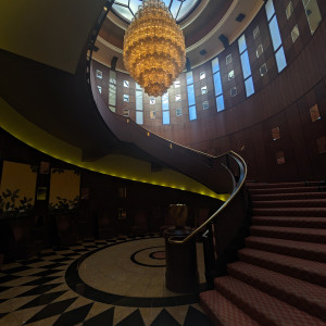 ロビーに螺旋階段とシャンデリアがあります。|770341さんの水戸プラザホテルの写真(2533681)