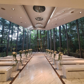 軽井沢の緑が大きなガラスから見える開放的なチャペル