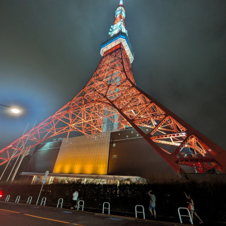 お店入口付近からの写真（夜）。