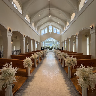 天井が高く、長いヴァージンロードです。