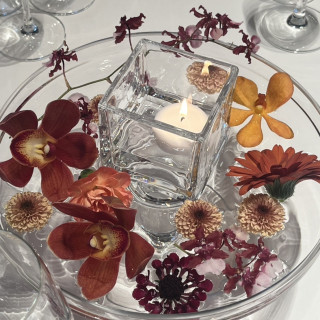 テーブル装花は、ゲストが話しやすいように低いものにしました。