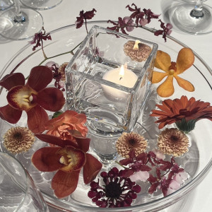 テーブル装花は、ゲストが話しやすいように低いものにしました。|770386さんのHIMEJI MONOLITH 旧逓信省姫路別館 ~姫路モノリス~の写真(2594757)